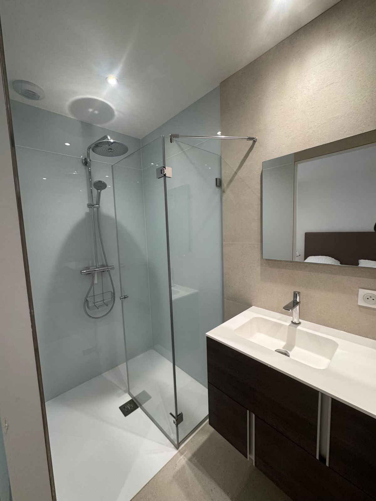 Douche à l'italienne vitrée avec douche de pluie et meuble vasque
